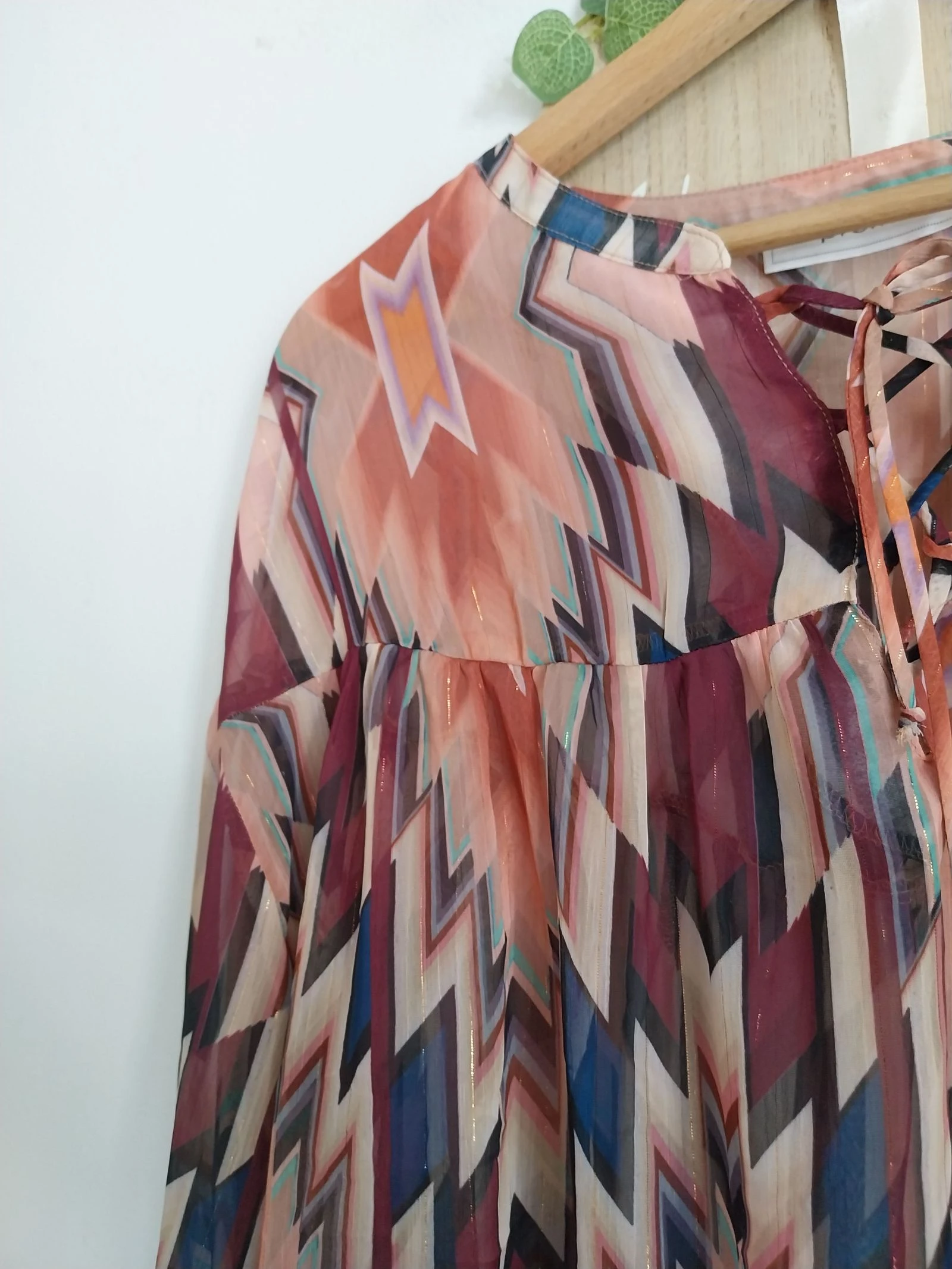 Magnífica blusa holgada con estampado art déco y filamento dorado Promod Talla 40/42 – photo 5